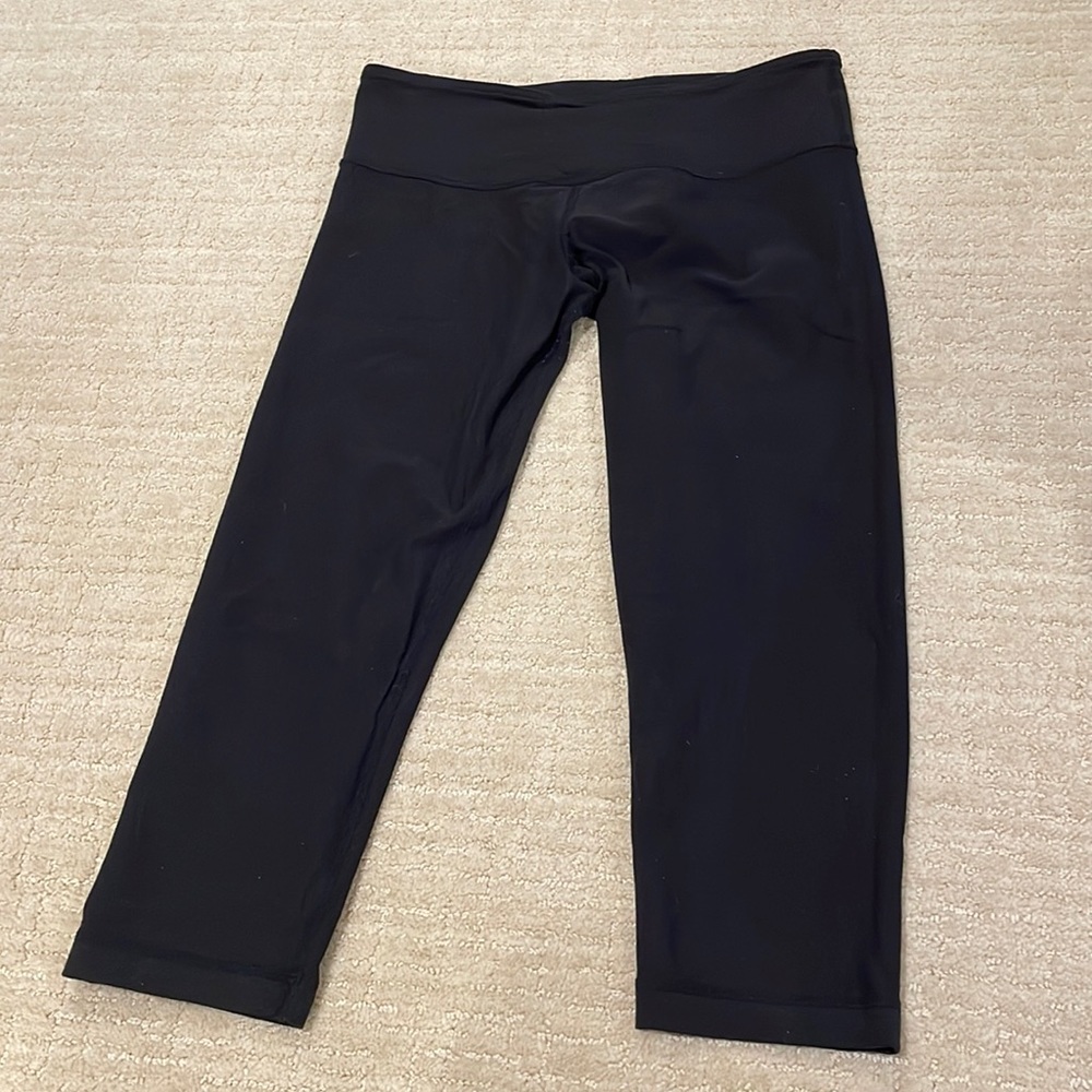 Lululemon reversible capri yoga pant. Mid rise. Size 6.